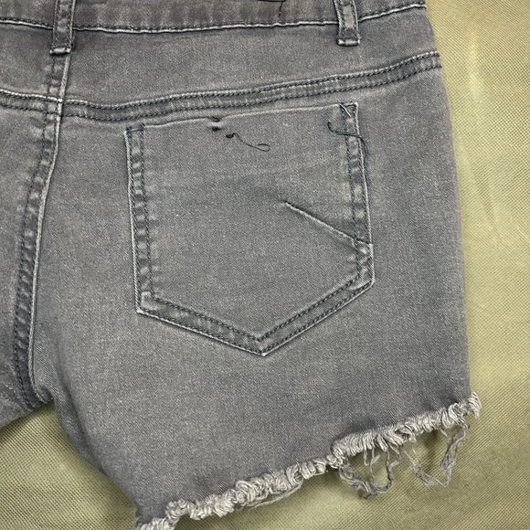 Low Rise Distressed Shorts Size 26 - Picture 5 of 5